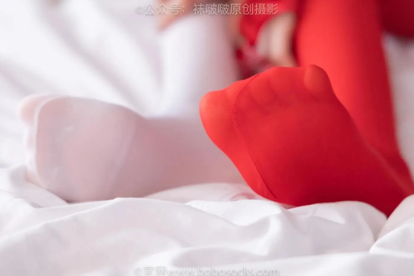 [BoBoSocks袜啵啵]NO.152 稚予-圣诞服、帆布鞋、厚白丝、厚红丝 [135P]插图4